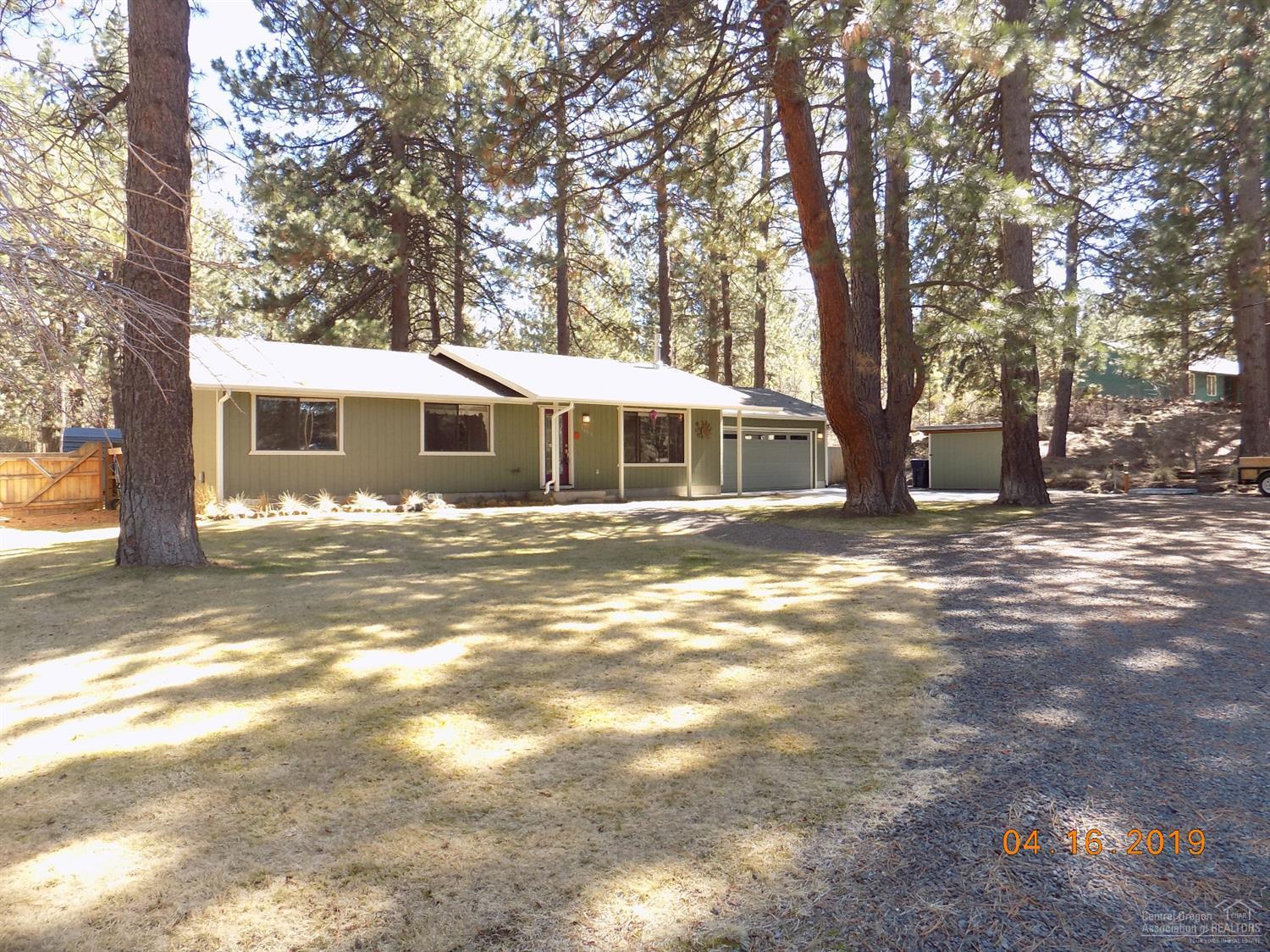 18853 Shoshone Road Bend, OR 97702 - Photo 2 of 25 Circular drive provides plenty of parkin