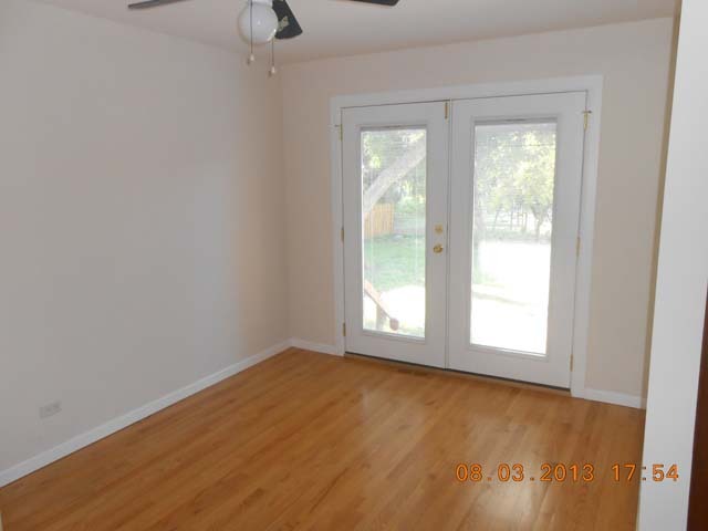 182 West Burlington Street Riverside, IL 60546 - Photo 4 of 11 an empty room with windows