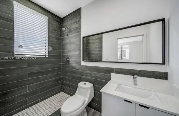 $2,300 | 853 East 24th Street, Unit 304, Hialeah, FL 33013