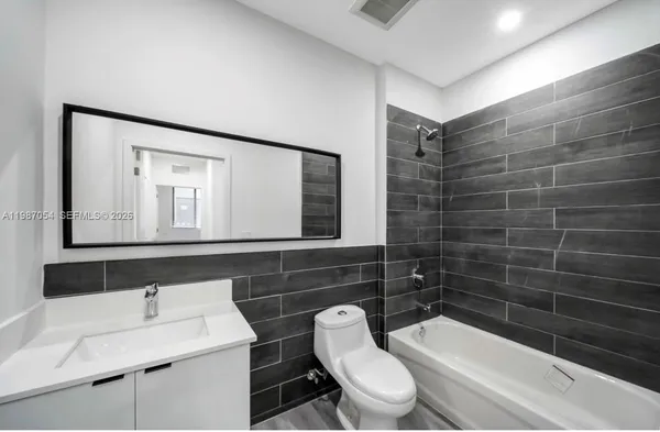 $2,300 | 853 East 24th Street, Unit 304, Hialeah, FL 33013