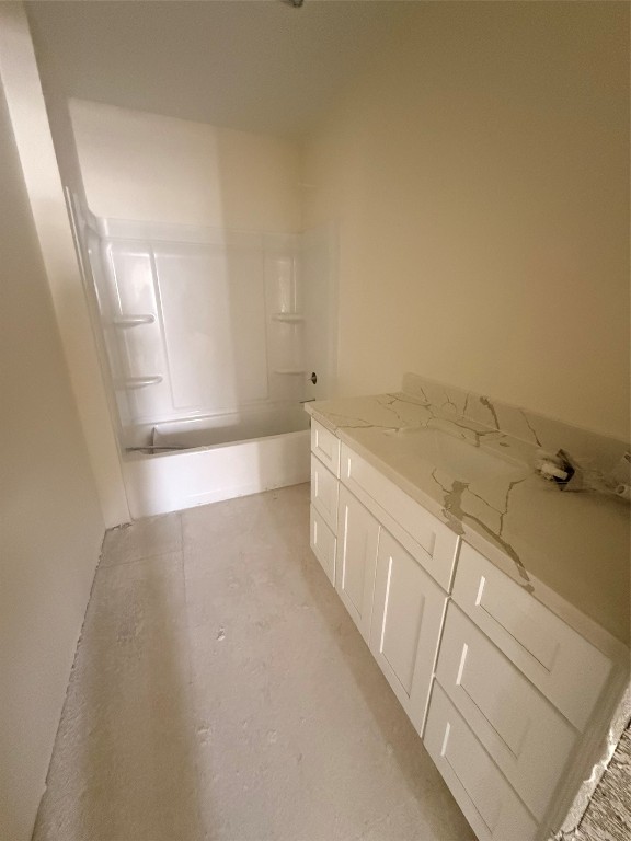708 Main Street Pasadena, TX 77506 - Photo 4 of 6 a view of a bathroom with bathtub