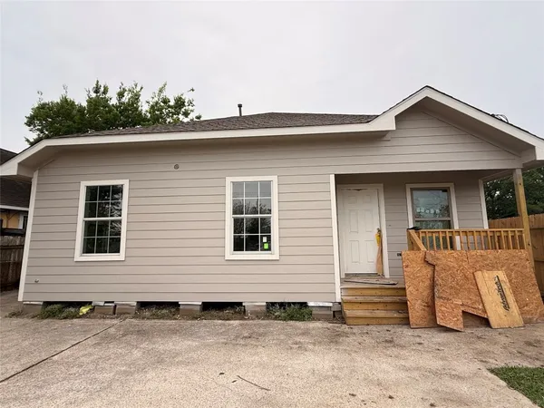 $2,150 | 708 Main Street, Pasadena, TX 77506