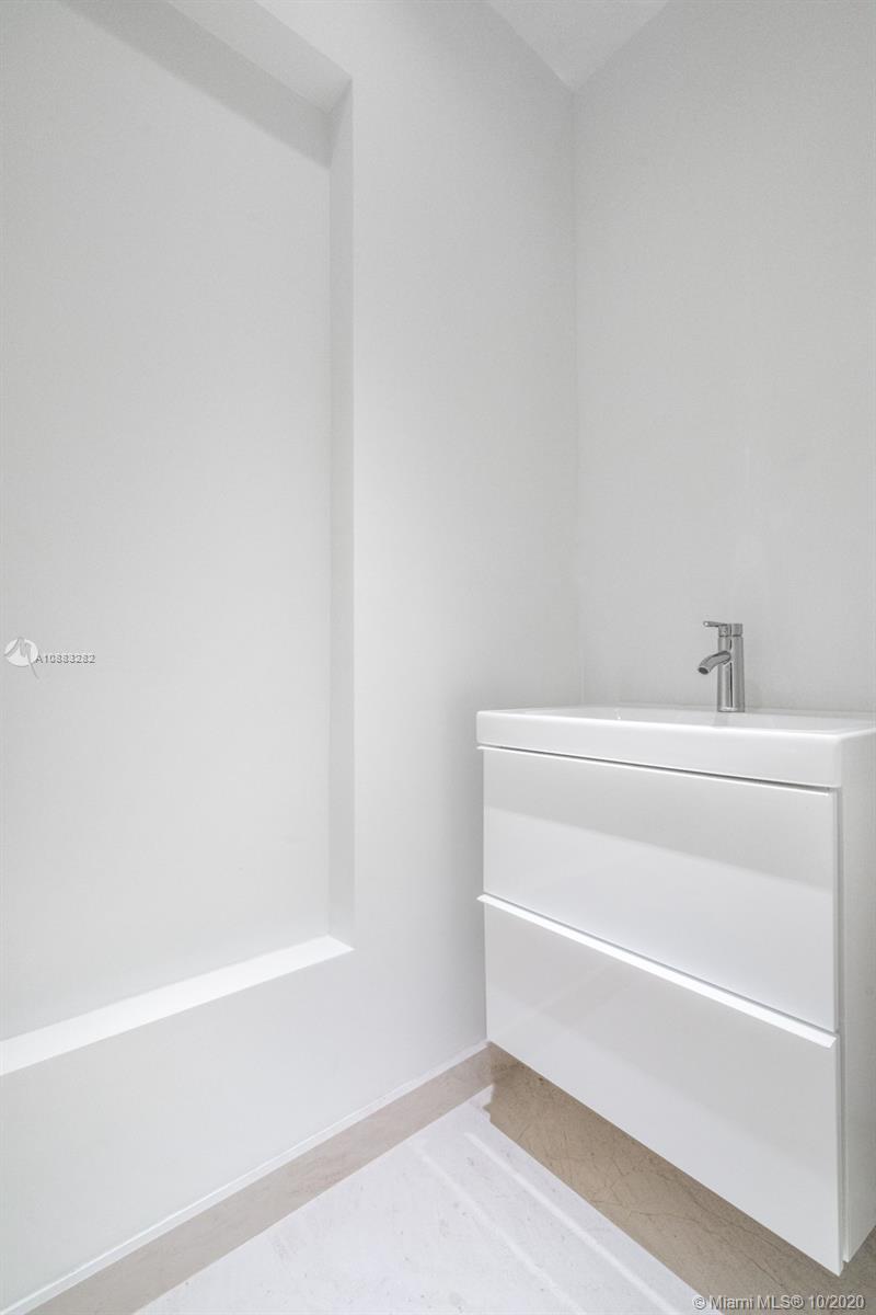 360 Ocean Drive, Unit PH1S Key Biscayne, FL 33149 - Photo 10 of 30 a bathroom with a bathtub