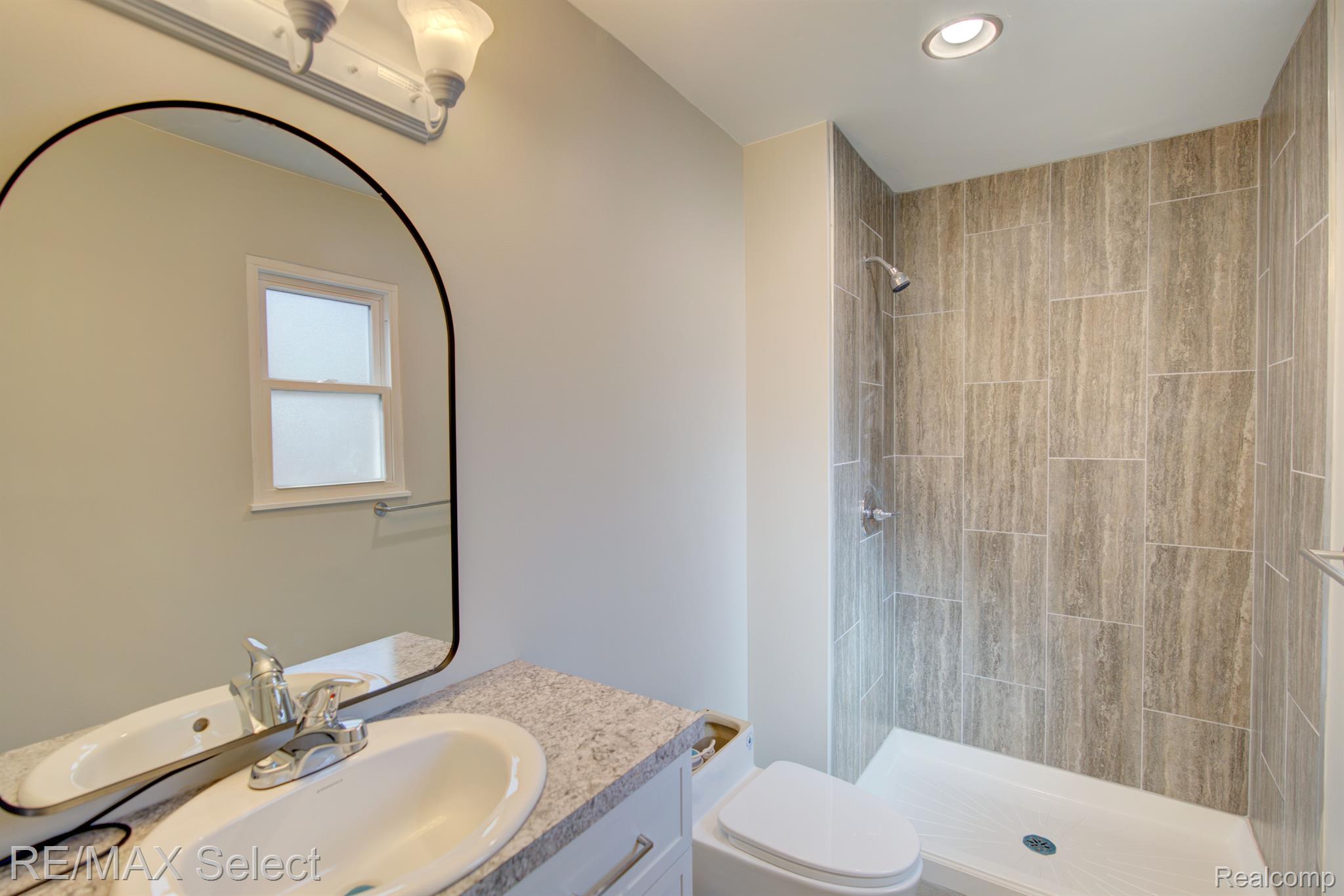 8199 Carpenter Road Flushing, MI 48433 - Photo 12 of 34 Primary bedroom bathroom