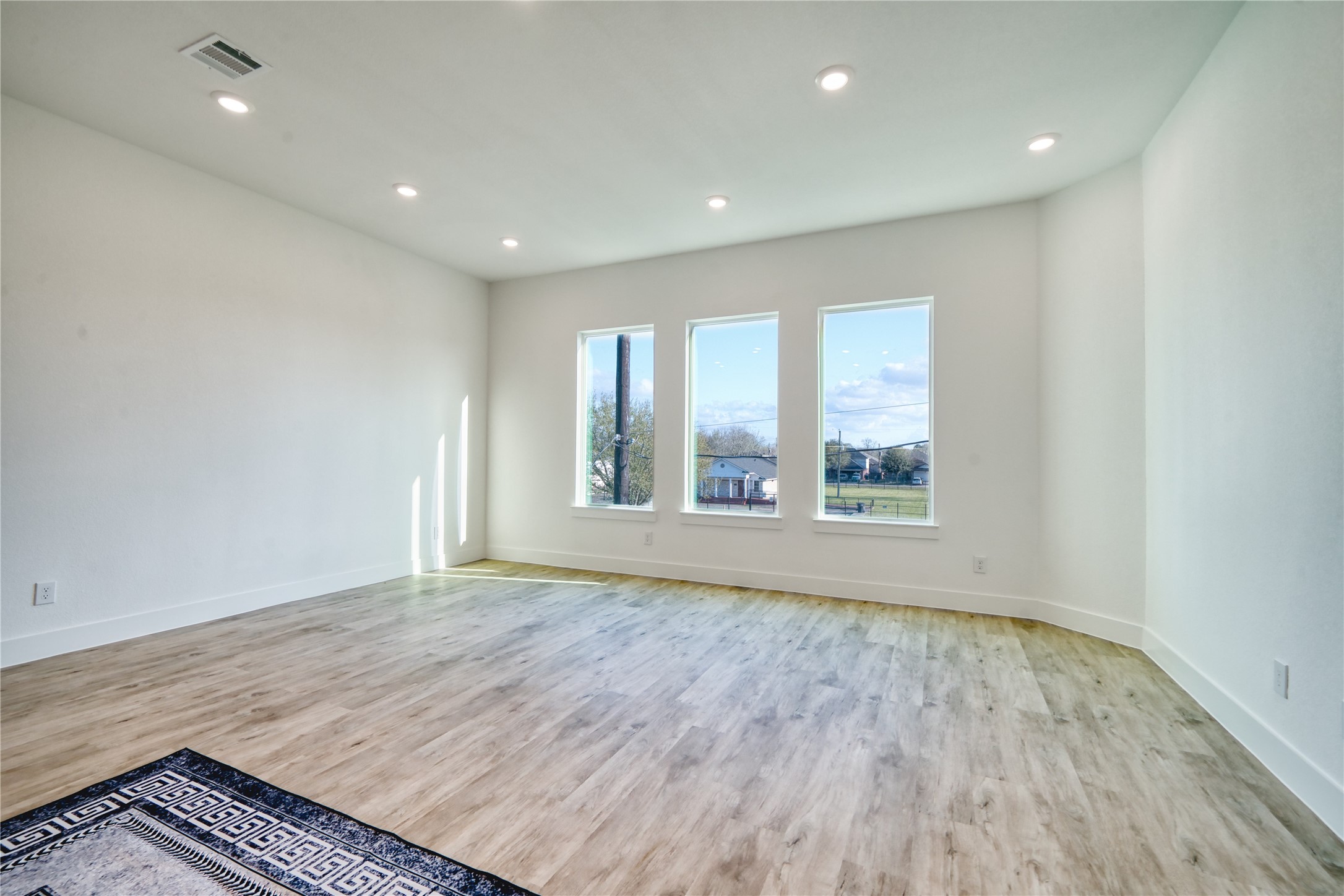 5324 Rue Street Houston, TX 77033 - Photo 12 of 28 Family Living Room