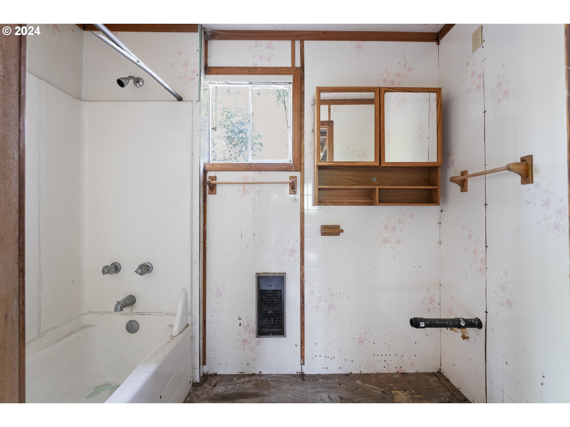 14644 Lewis River Road Ariel, WA 98603 - Photo 9 of 28 a bathroom with a shower