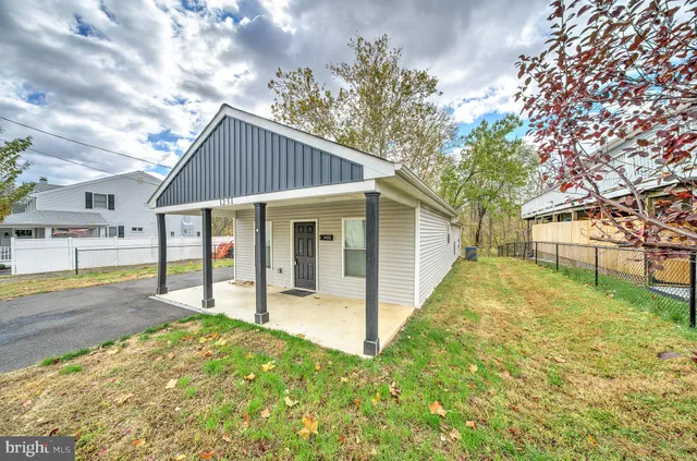 a view of a entrance gate of the house