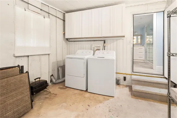 a view of a room with utility room and washer dryer