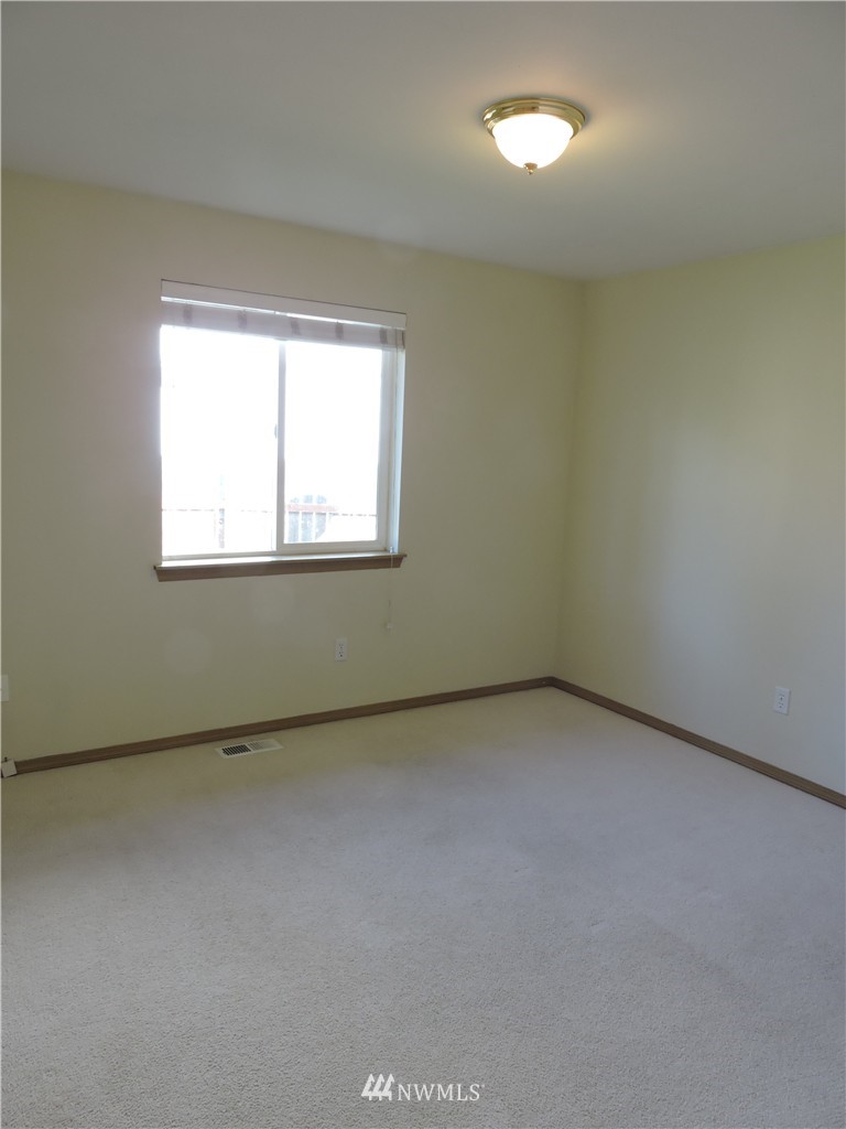 449 Spring Lane Sedro-Woolley, WA 98284 - Photo 7 of 11 an empty room with a window