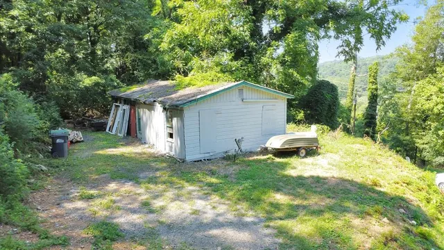 a view of a house with backyard