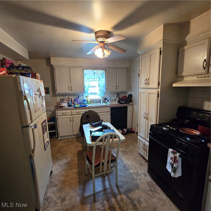1669 Wood Road Cleveland Heights, OH 44121 - Photo 5 of 22 Kitchen with appliances