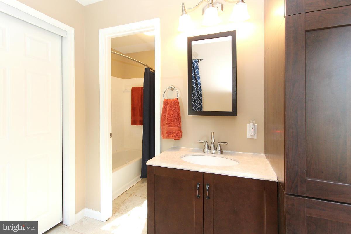 7916 Forest Path Way Springfield, VA 22153 - Photo 17 of 30 Bath