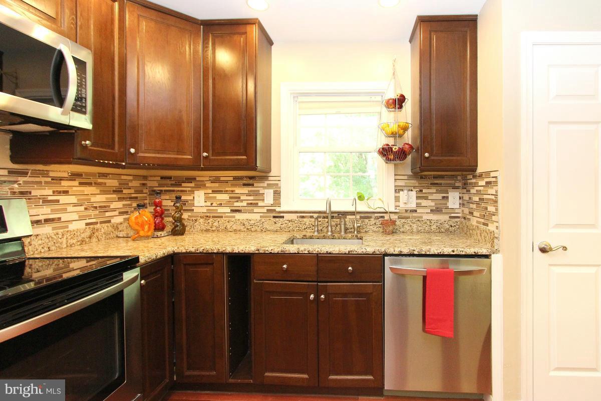 7916 Forest Path Way Springfield, VA 22153 - Photo 10 of 30 Kitchen