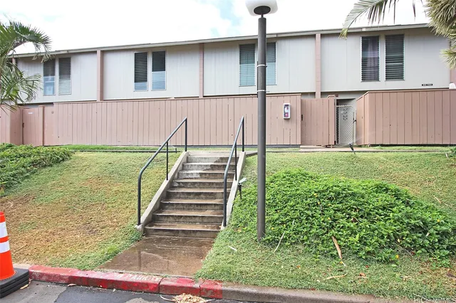 a view of a house with backyard