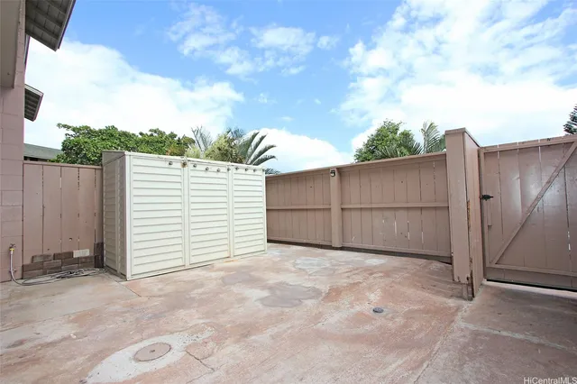 a view of a backyard