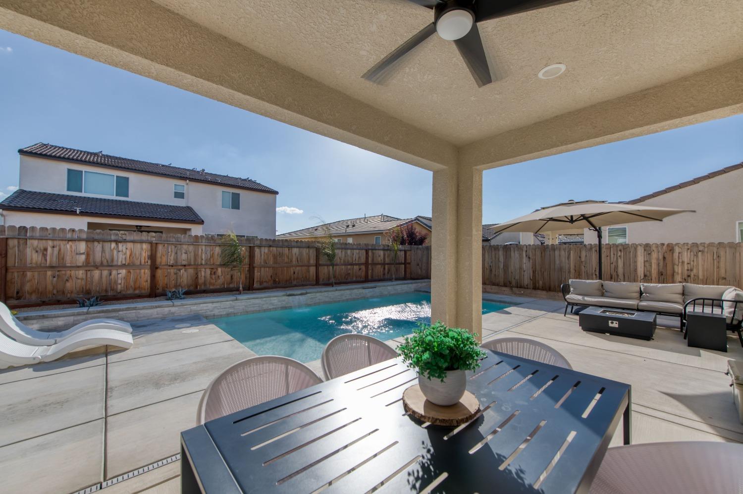 4136 Mecca Avenue Clovis, CA 93619 - Photo 40 of 44 a living room with furniture