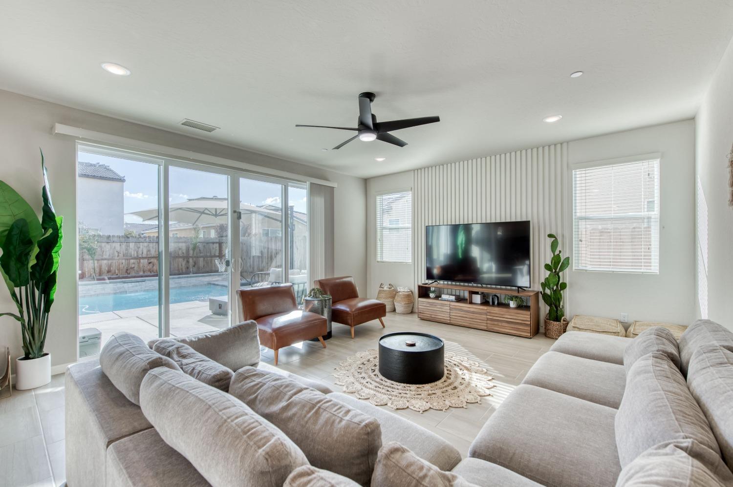 4136 Mecca Avenue Clovis, CA 93619 - Photo 4 of 44 a living room with furniture and a flat screen tv