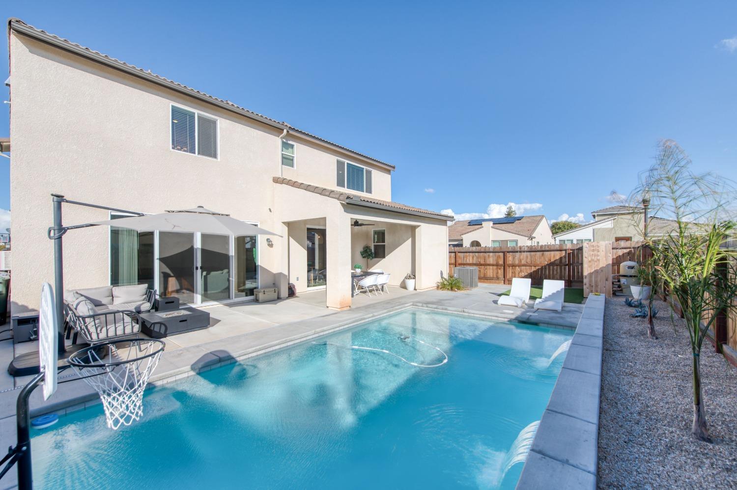 4136 Mecca Avenue Clovis, CA 93619 - Photo 43 of 44 a view of a house with sitting area