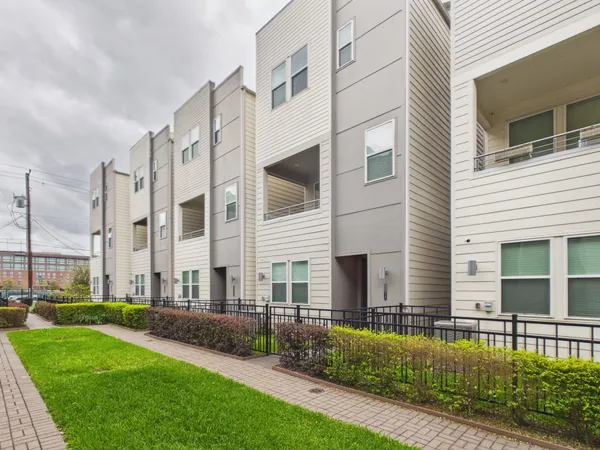 $2,800 | 2711 Clinton Drive, Houston, TX 77020