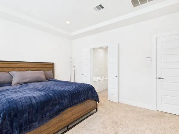 $2,800 | 2711 Clinton Drive, Houston, TX 77020