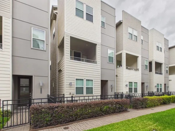 $2,800 | 2711 Clinton Drive, Houston, TX 77020