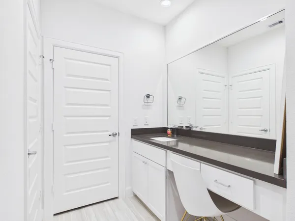$2,800 | 2711 Clinton Drive, Houston, TX 77020