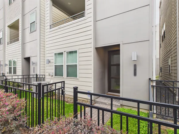 $2,800 | 2711 Clinton Drive, Houston, TX 77020