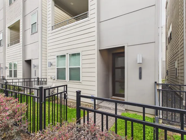 $2,800 | 2711 Clinton Drive, Houston, TX 77020