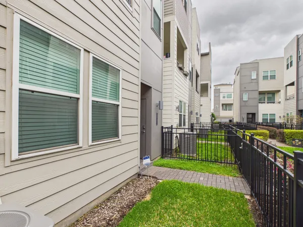 $2,800 | 2711 Clinton Drive, Houston, TX 77020