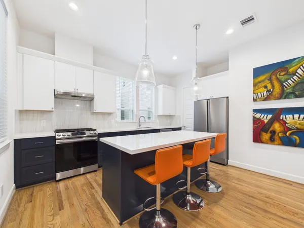 $2,800 | 2711 Clinton Drive, Houston, TX 77020