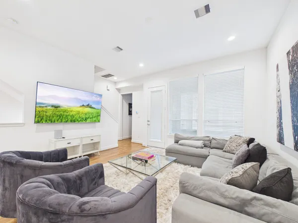 $2,800 | 2711 Clinton Drive, Houston, TX 77020