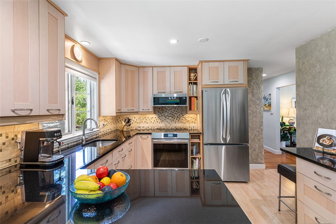 71 Primrose Hill Road Barrington, RI 02806 - Photo 13 of 49