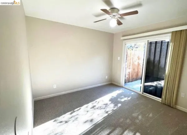 a view of entryway with window