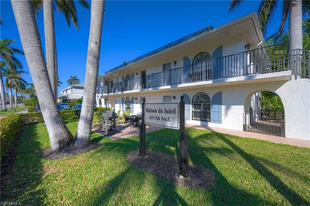 a view of a house with backyard and porch
