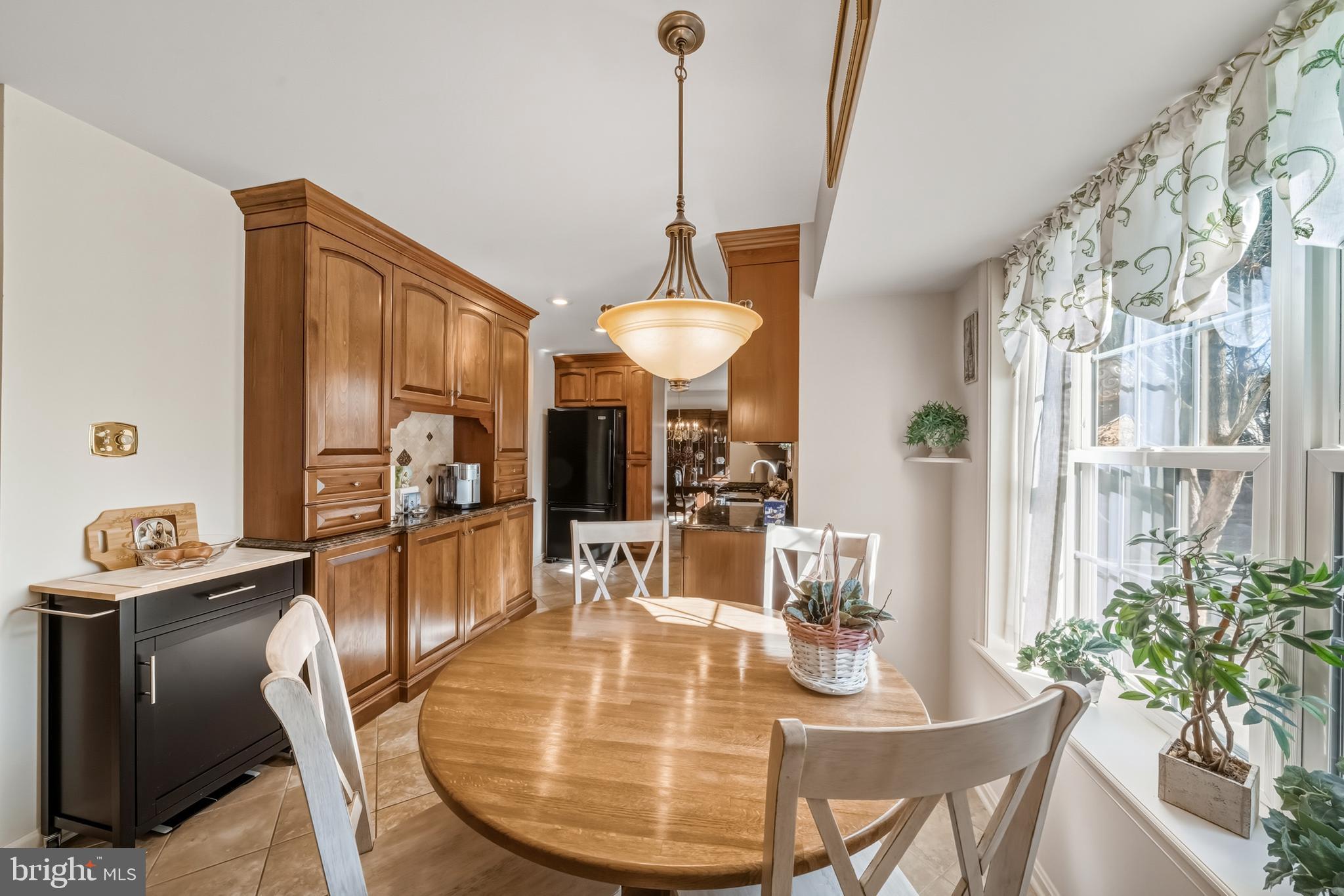 20 Allenhurst Court Gaithersburg, MD 20878 - Photo 21 of 57 a dining room with furniture and window