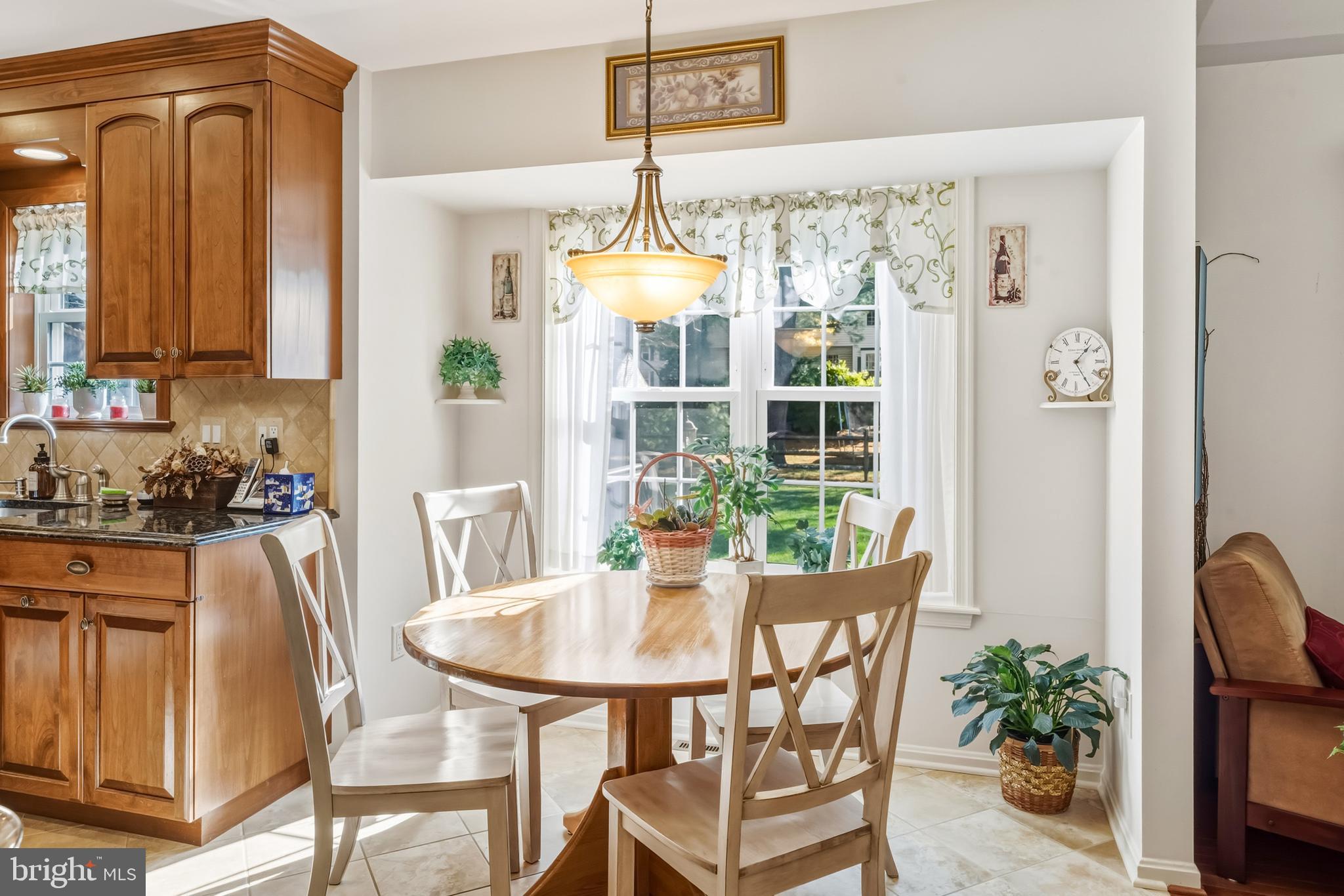 20 Allenhurst Court Gaithersburg, MD 20878 - Photo 22 of 57 a dining room with furniture and window