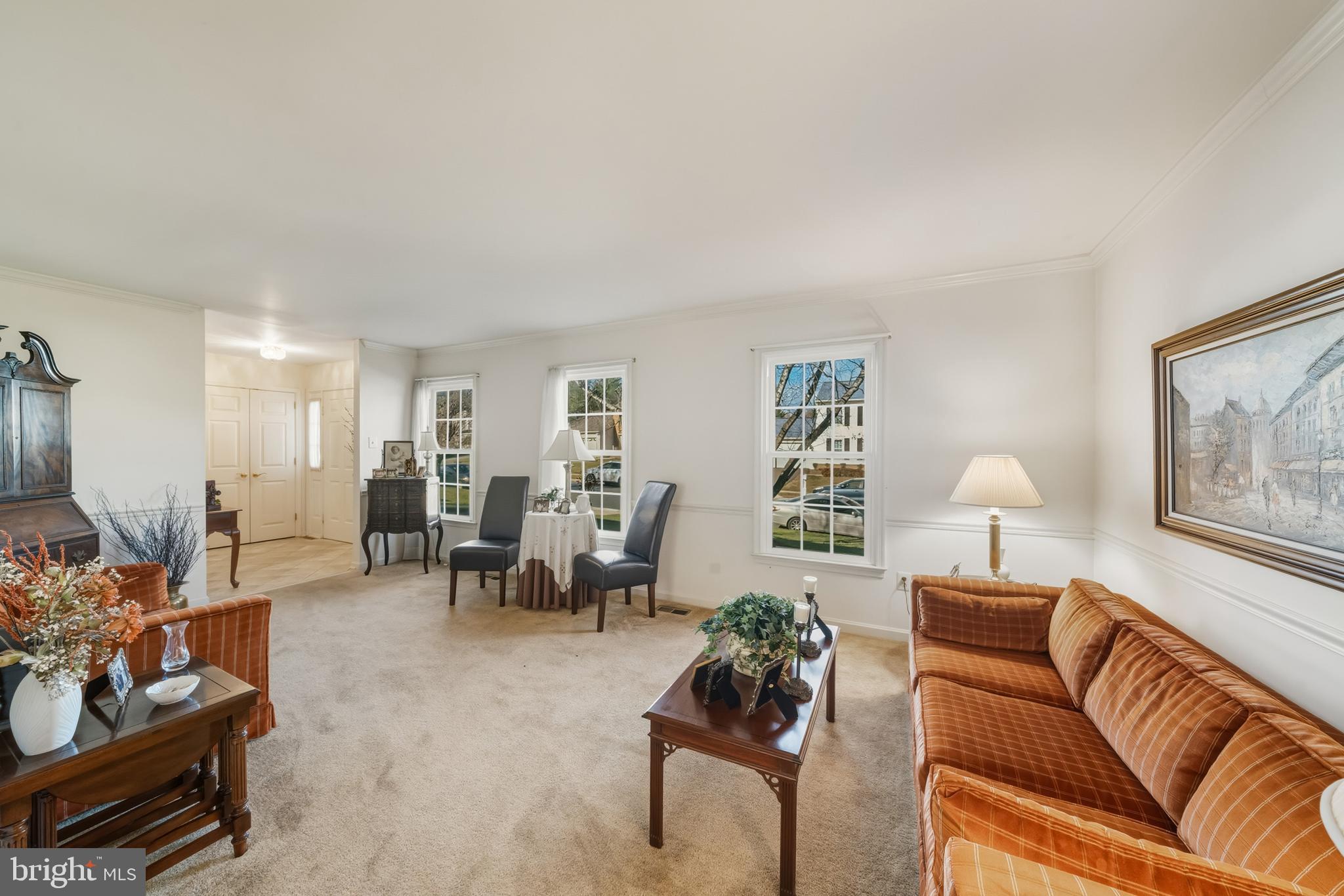 20 Allenhurst Court Gaithersburg, MD 20878 - Photo 37 of 57 a living room with furniture and a potted plant