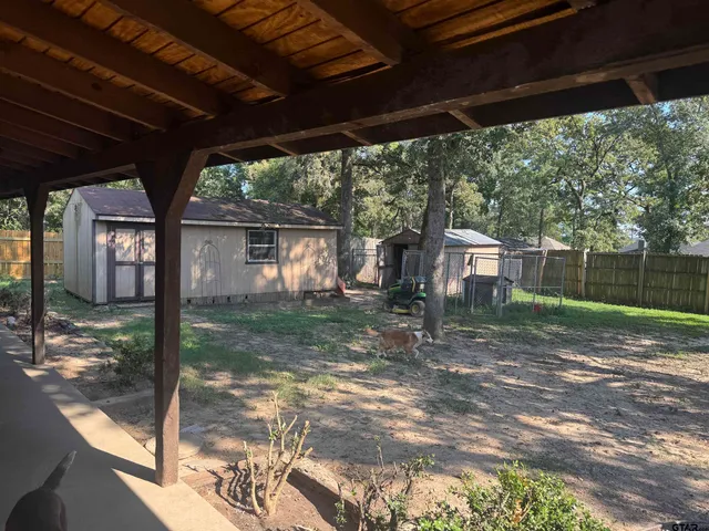 a view of a house with backyard