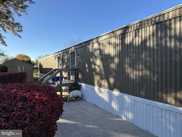 a view of a back yard