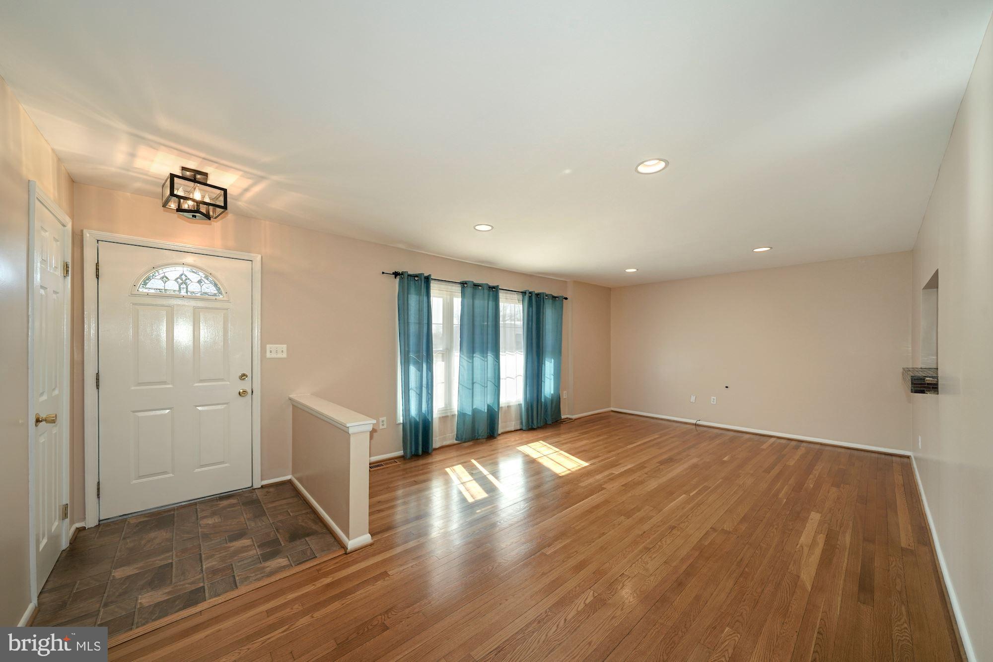 19300 Olney Mill Road Olney, MD 20832 - Photo 4 of 35 Front door/foyer