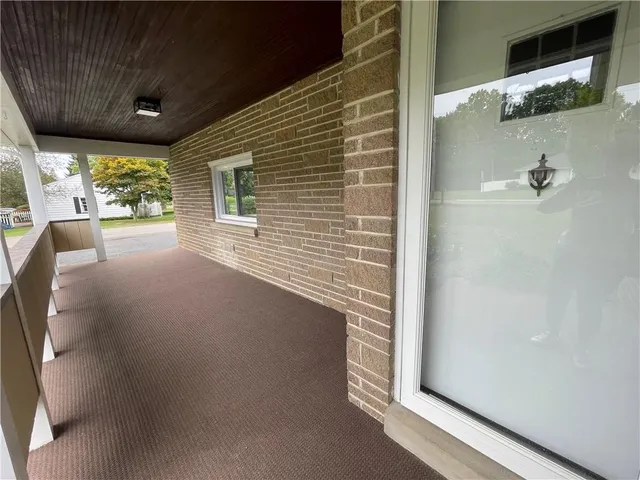 a view of livingroom with furniture