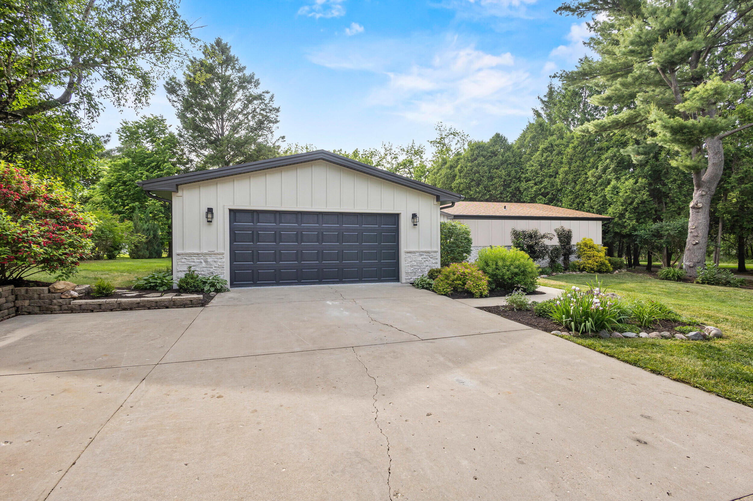 986 Indian Hills Road Fontana, WI 53125 - Photo 6 of 108 Exterior