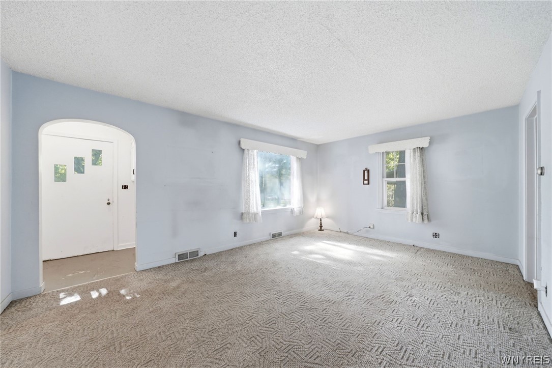 6467 Chestnut Ridge Road Orchard Park, NY 14127 - Photo 9 of 45 Living Room