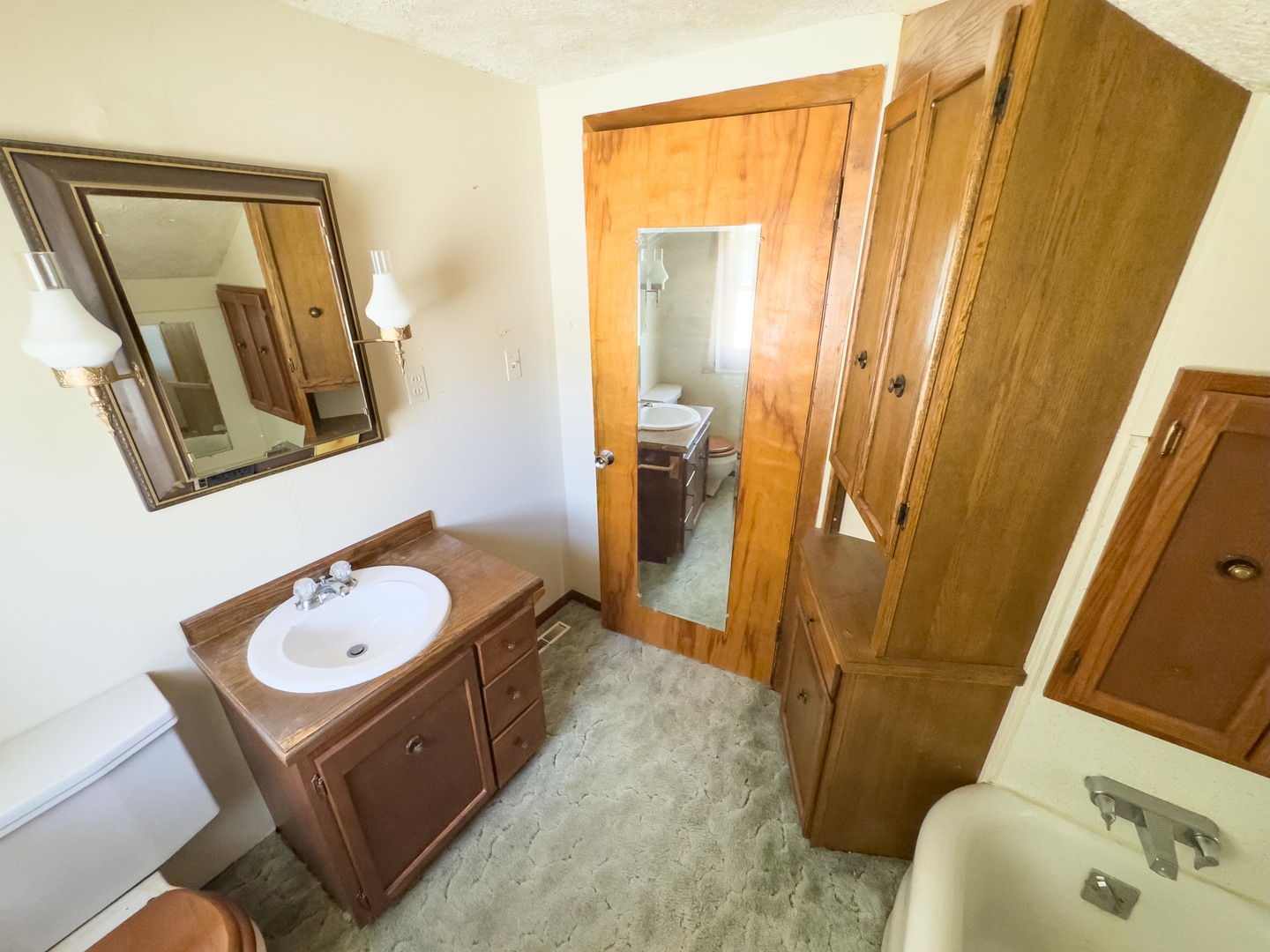 702 East Timber Street Pontiac, IL 61764 - Photo 15 of 25 a bathroom with a sink a mirror and a shower