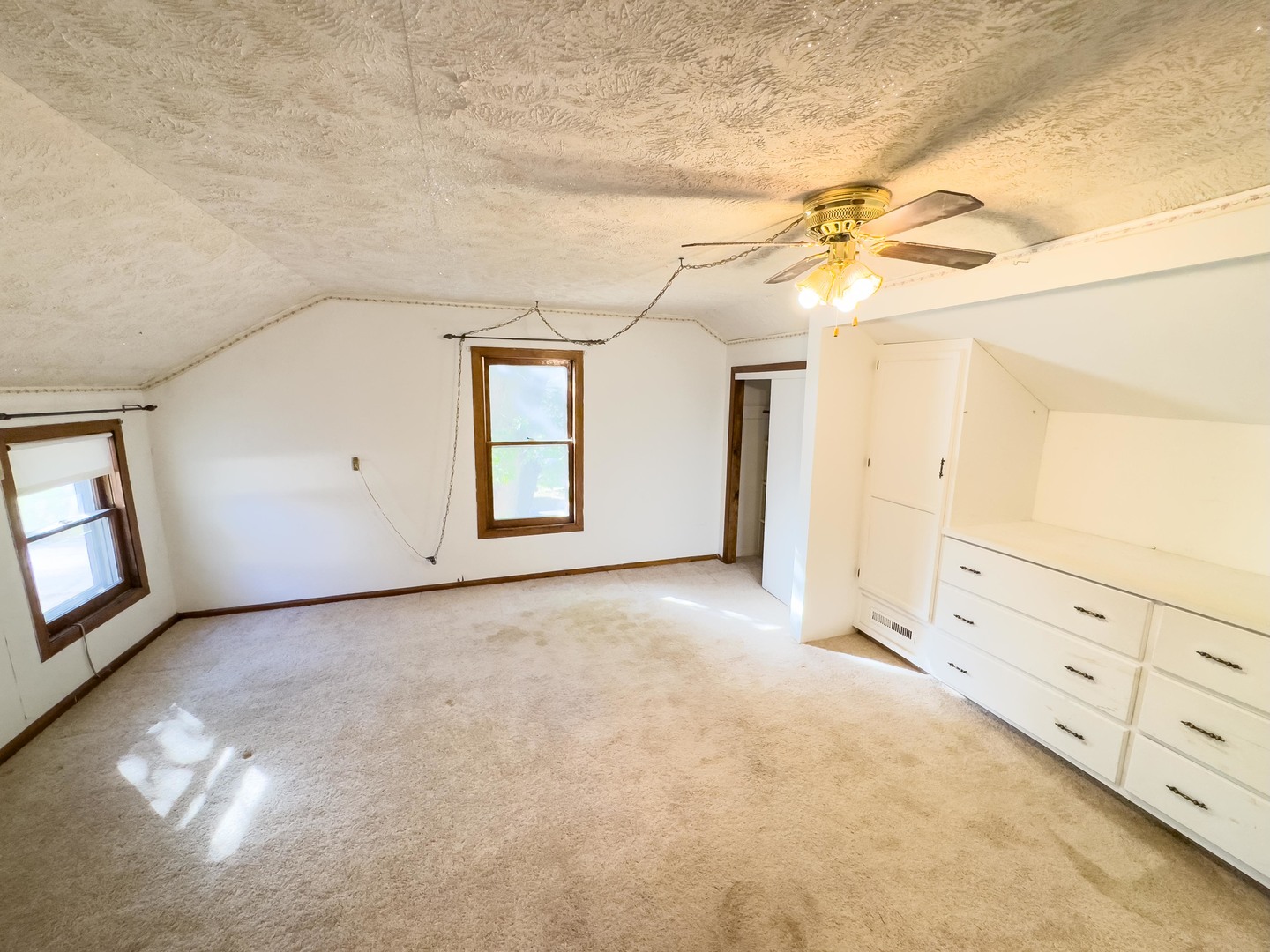 702 East Timber Street Pontiac, IL 61764 - Photo 16 of 24 a view of a livingroom with an entryway