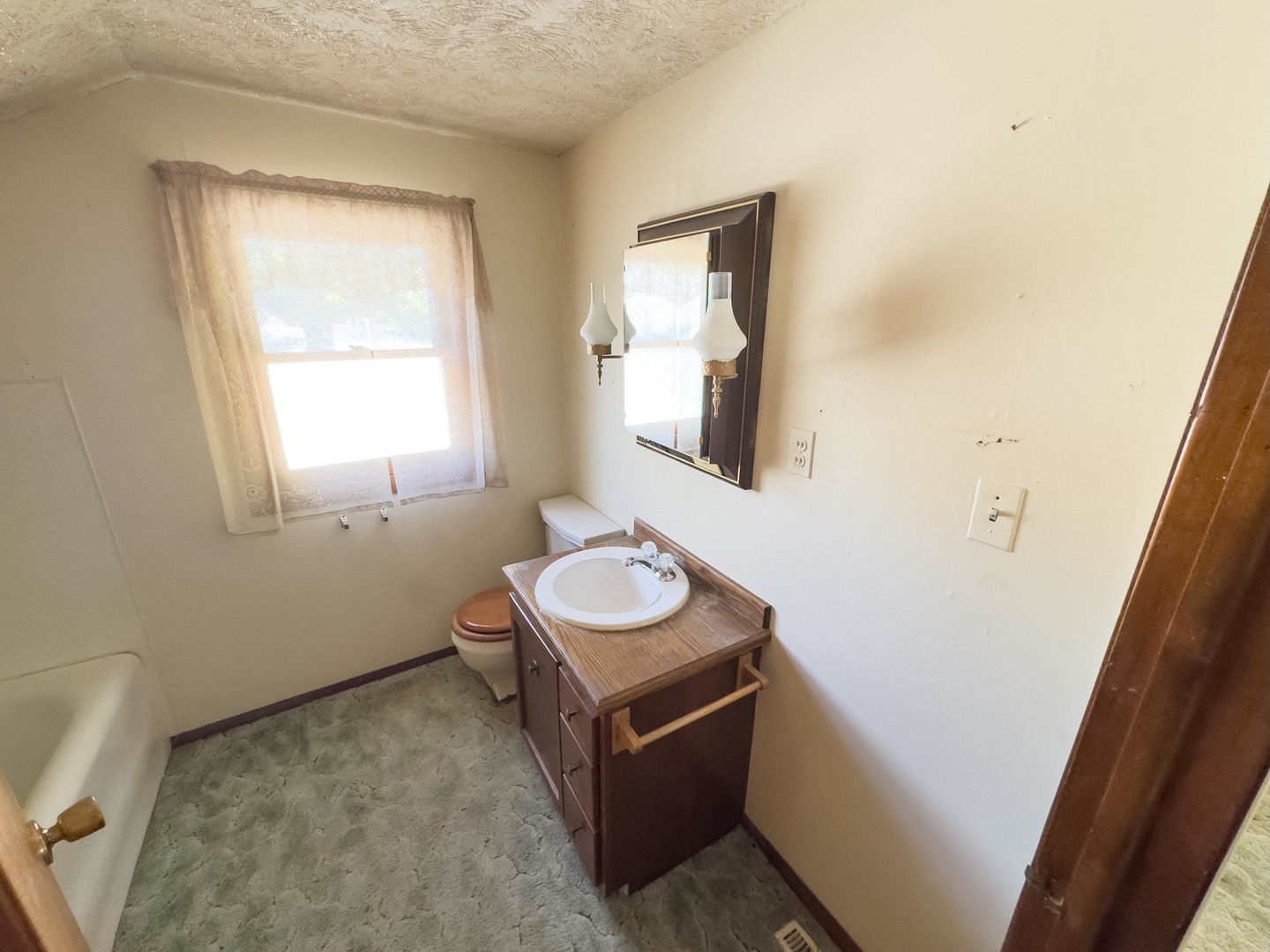 702 East Timber Street Pontiac, IL 61764 - Photo 16 of 25 a room with furniture and window