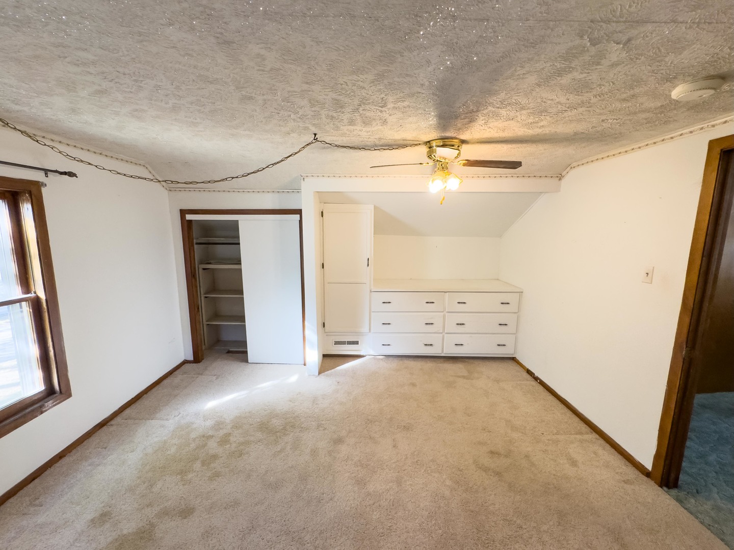 702 East Timber Street Pontiac, IL 61764 - Photo 17 of 24 en empty room with windows and a ceiling fan