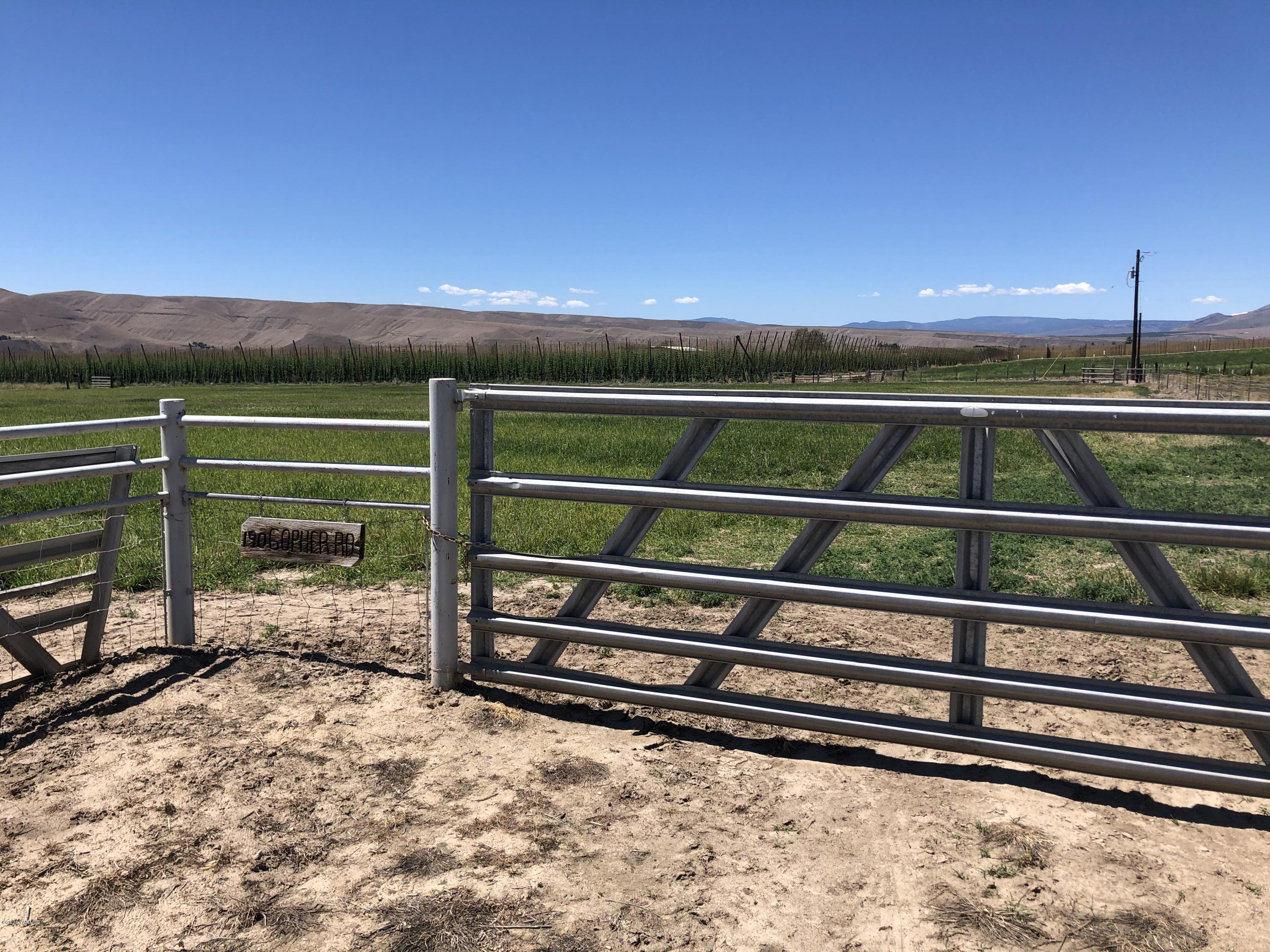 190 Gopher Road Selah, WA 98942 - Photo 2 of 3 a view of a wooden fence