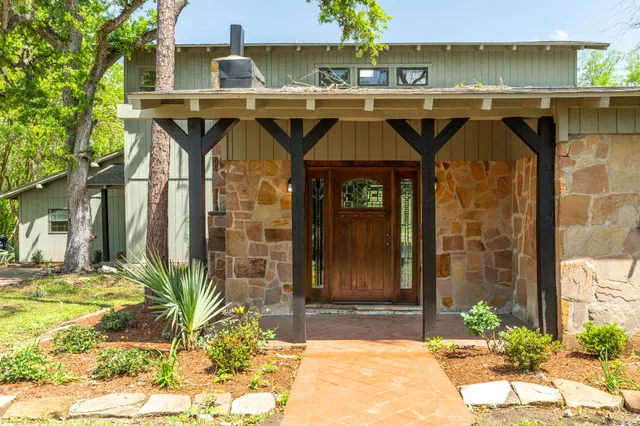 a view of building with outdoor space