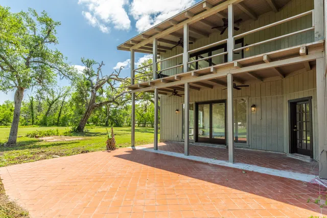 a view of a house with backyard and porch